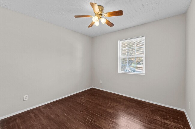 Building Photo - 2021 Fernwood Cir