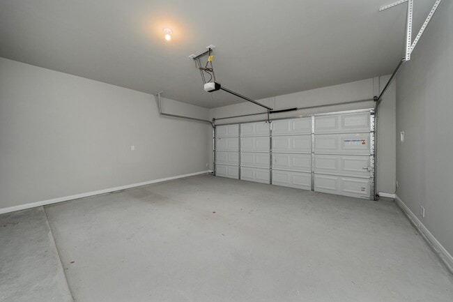 Building Photo - Bright & Cozy Townhome