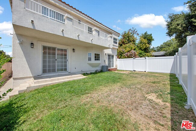Building Photo - 5532 Angelus Ave
