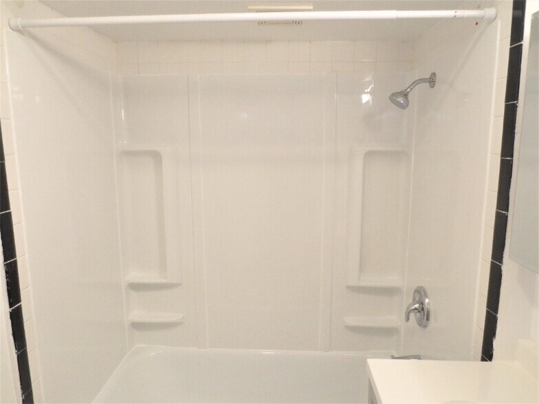 Building Photo - 2421 Beechwood Blvd