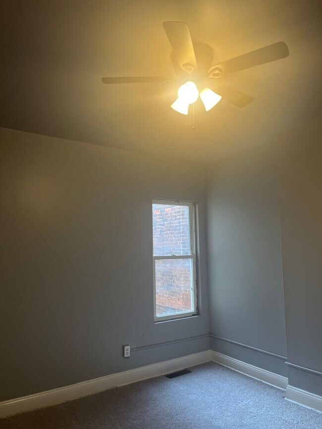 Building Photo - Spacious 3 bedroom 1.5 Bathroom Townhome