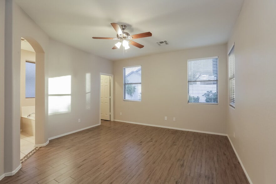 Building Photo - 2427 E Glass Ln