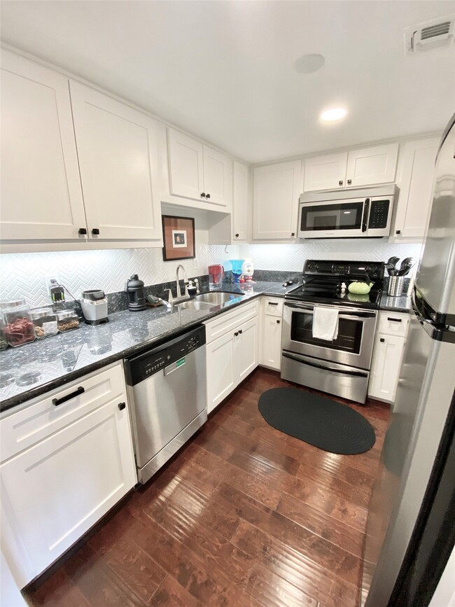 Building Photo - 2016 Main St