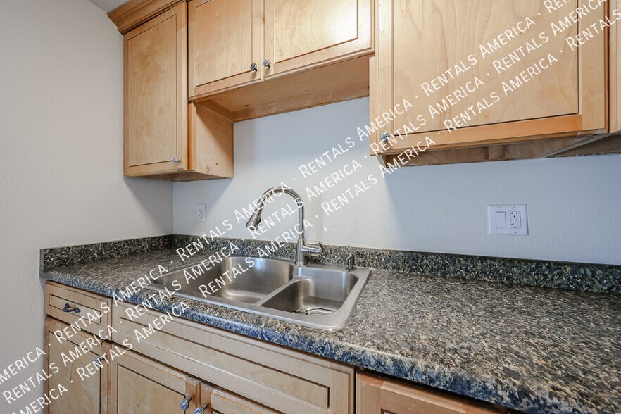 Building Photo - 3550 E Voltaire Dr
