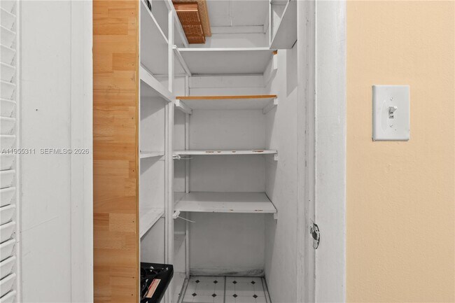 Building Photo - 2930 Point E Dr