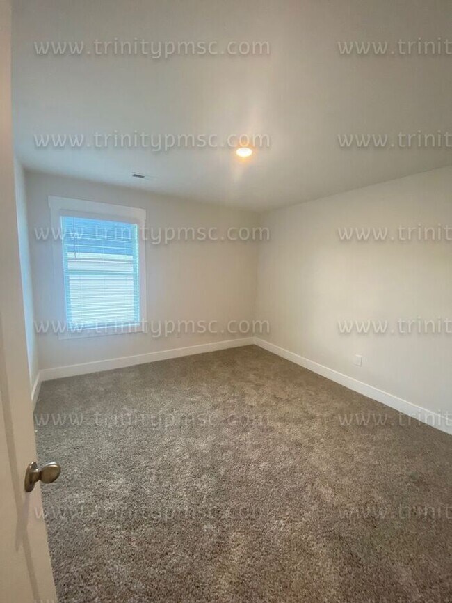 Building Photo - Gorgeous 4/2.5 waiting for you!