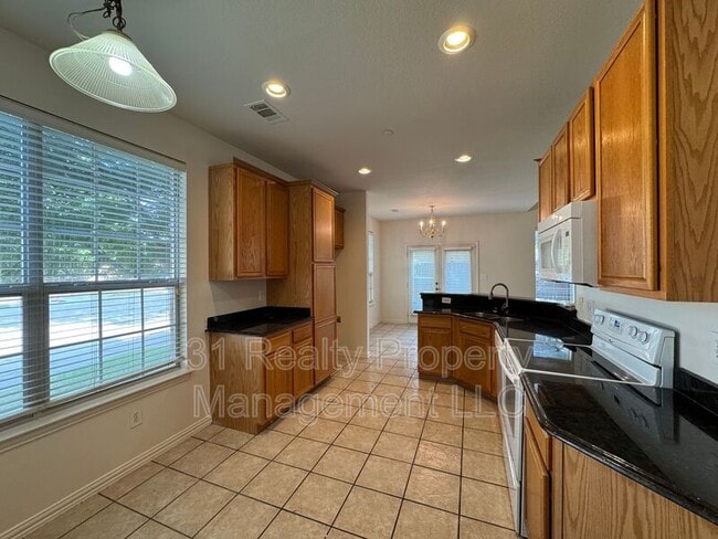 Building Photo - 900 Englewood Ln