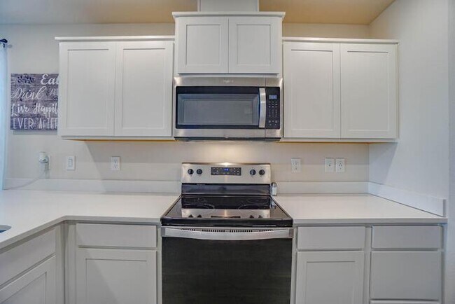 Building Photo - NEWER THREE BEDROOM WITH GARAGE
