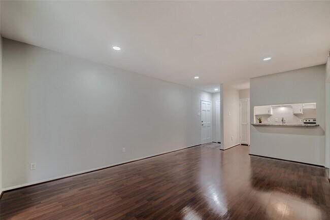 Building Photo - 2224 S Piney Point Rd
