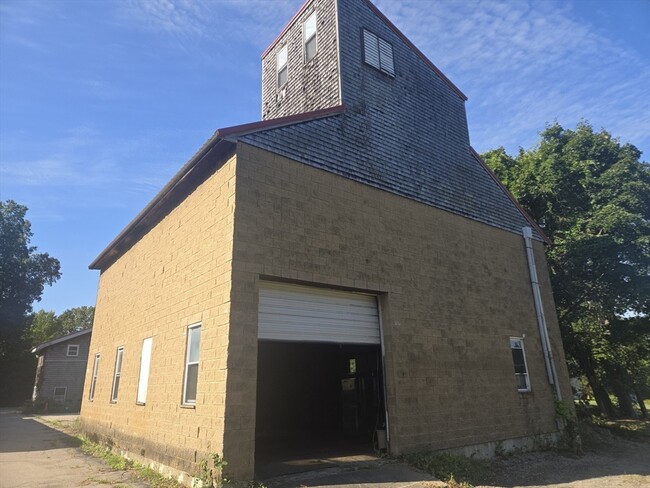 Building Photo - 31 Poquanticut Ave