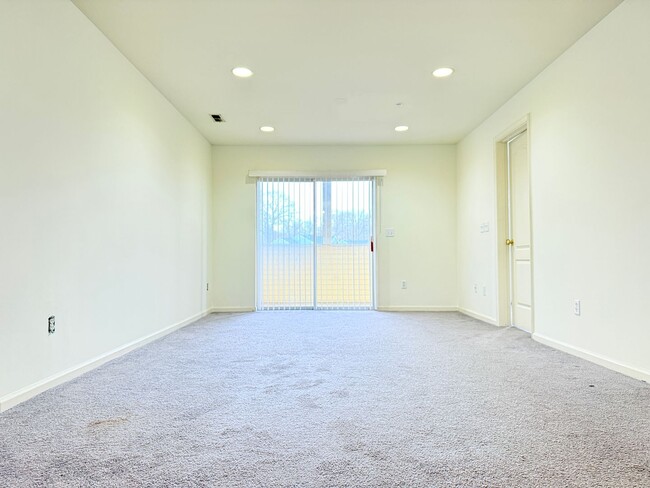 Building Photo - Spacious 2-Bed, 2-Bath Apartment at The Re...