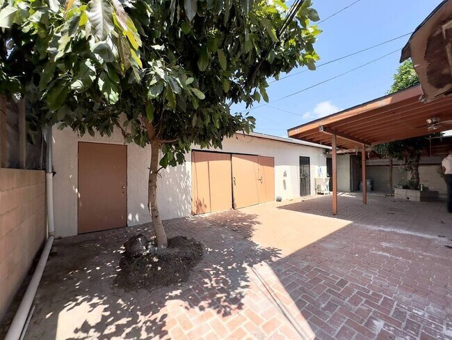 Building Photo - 5371 Louis Pl