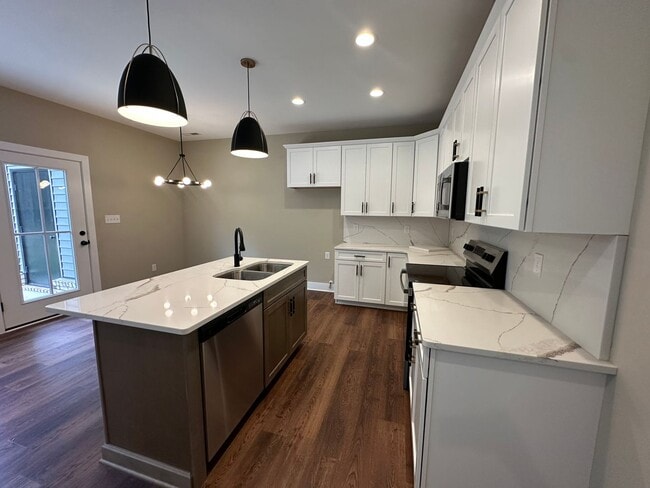 Building Photo - Beautiful new townhouse located in the new...