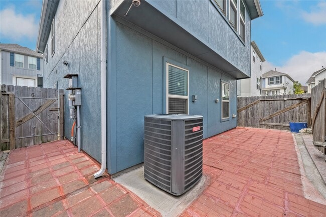 Building Photo - 11915 Oakmont Valley Trace