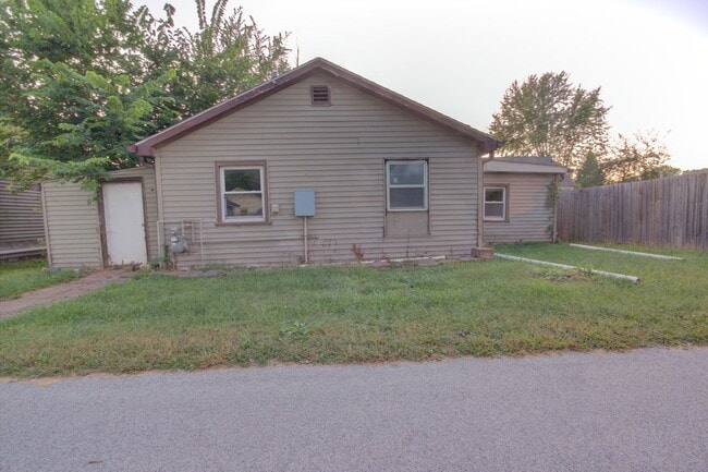 Building Photo - 4 bed, 2 bath home