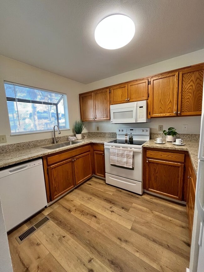 Building Photo - 2 Bedrooms 1.5 Bathrooms in Northwest Reno