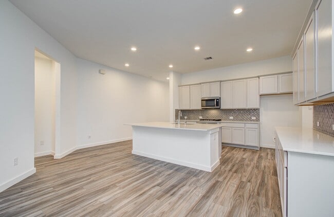 Building Photo - 10011 Angelina Wds Ln