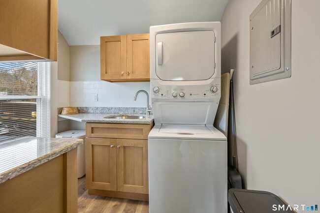 Building Photo - 3 Main St