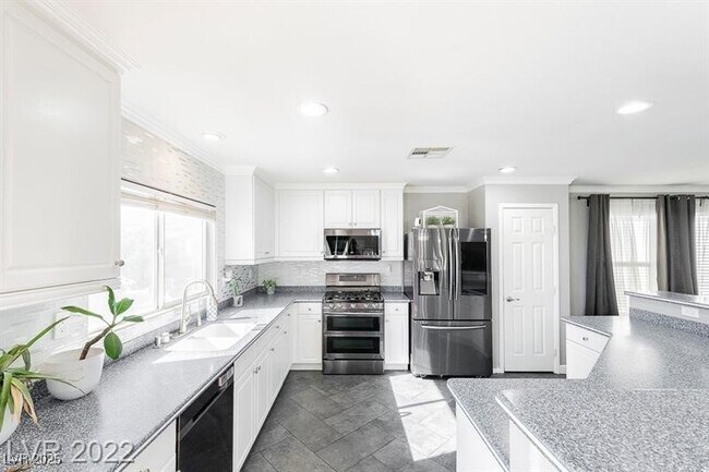 Building Photo - 9761 Splendor Sky Ave