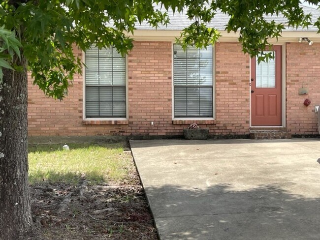 Building Photo - 1604 Queen Elizabeth Ct
