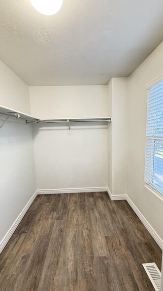 Building Photo - 3334 Lower Newark Way
