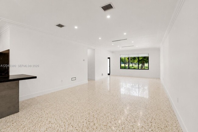 Building Photo - 365 Fairway Dr