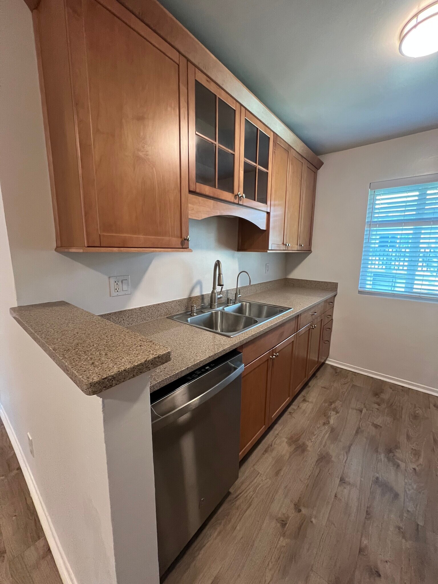 Building Photo - 1676 Maple Ave