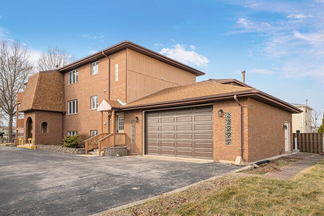 Building Photo - 11111 S Helena Dr