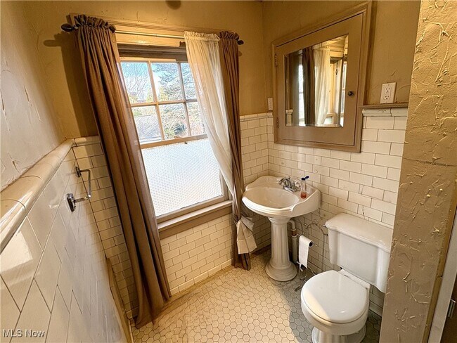 Building Photo - 607 Copley Rd