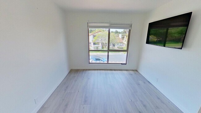 Building Photo - Spacious 3 bed / 2 bath in the More Mesa area