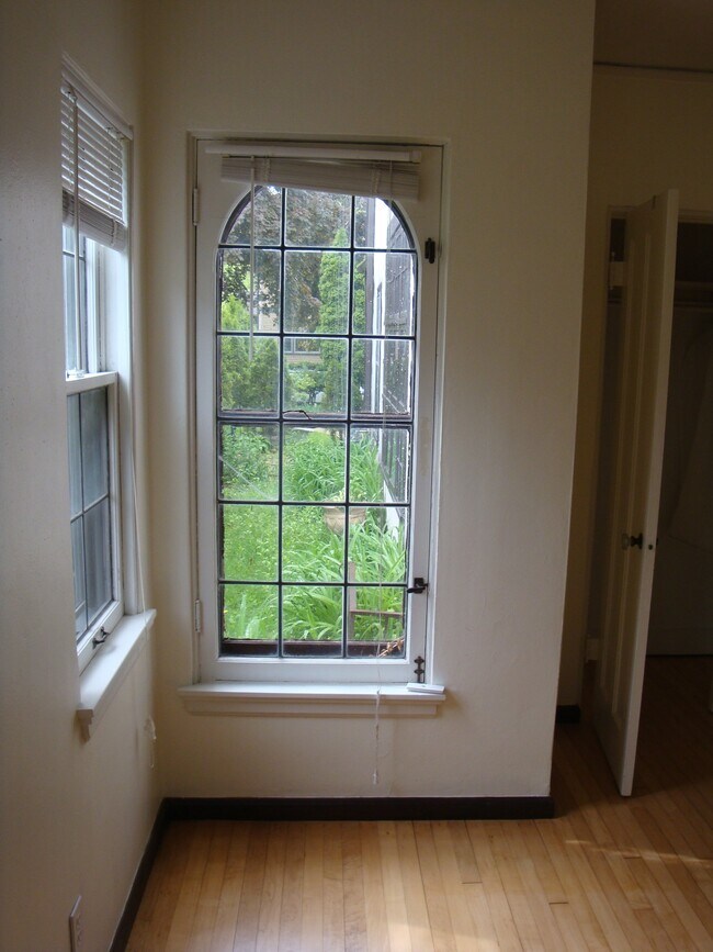 Master Bedroom - 2206 E Stratford Ct