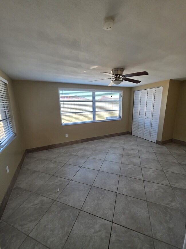 Building Photo - "Charming 3-Bed, 2-Bath Retreat on Seashore Drive – 1128 Sq Ft of Comfort!"