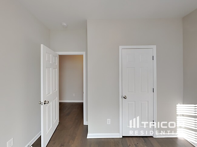 Building Photo - 460 Clematis Court