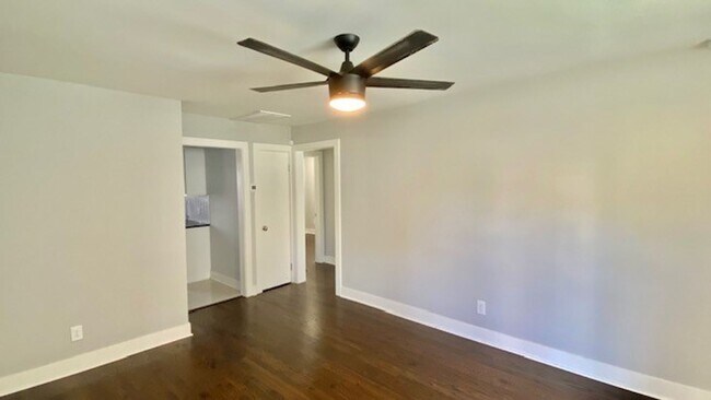 Building Photo - Super Clean 2 Bedrooms, 1 Bathroom Single ...