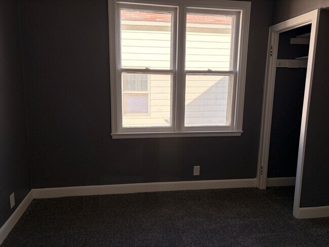 Building Photo - Charming 2-Bedroom Home with Porch and Garage!