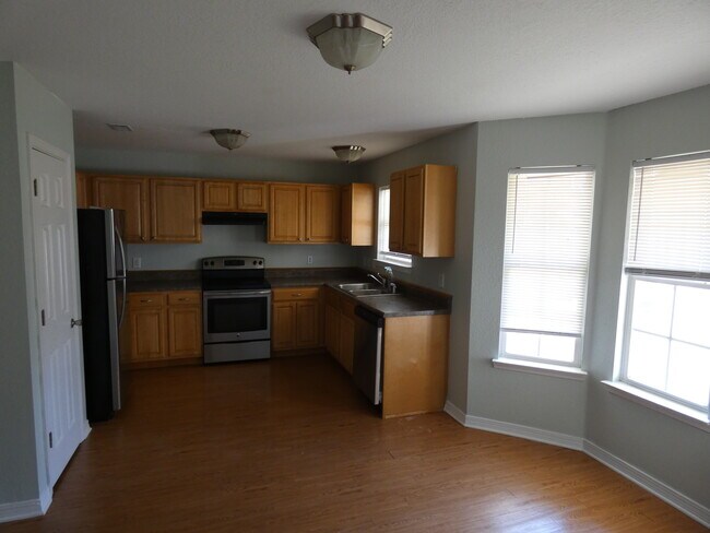 Building Photo - 668 Edney Ave W