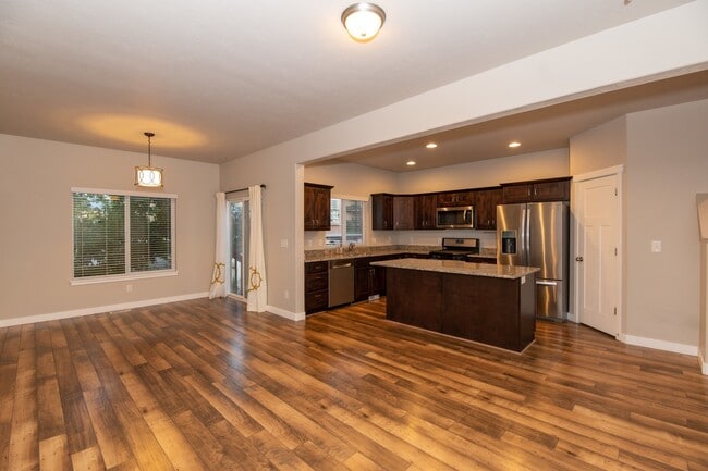 Building Photo - Beautiful Home in Midvale!