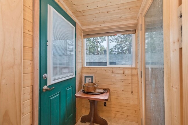 Building Photo - Stylish & Spacious Mountain Home – Fully U...