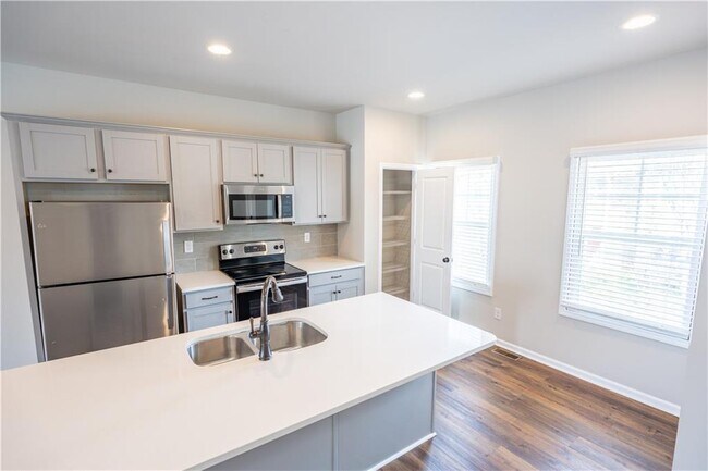 Building Photo - 3657 Princeton Ave