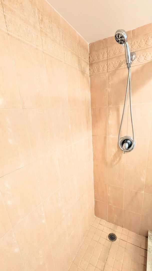 Building Photo - DOWNTOWN FURNISHED 2/2