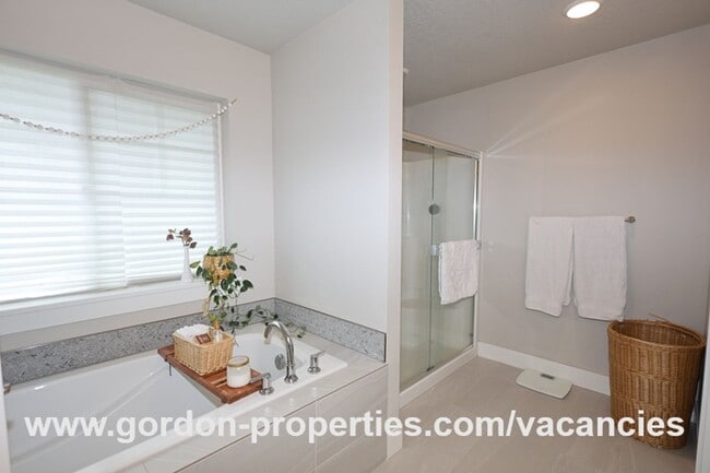 Building Photo - SE Golden Eagle Ln - 4 bedroom home in Hap...