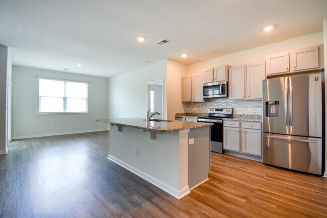 Building Photo - 3 Bedroom Home in Waterside Community of S...