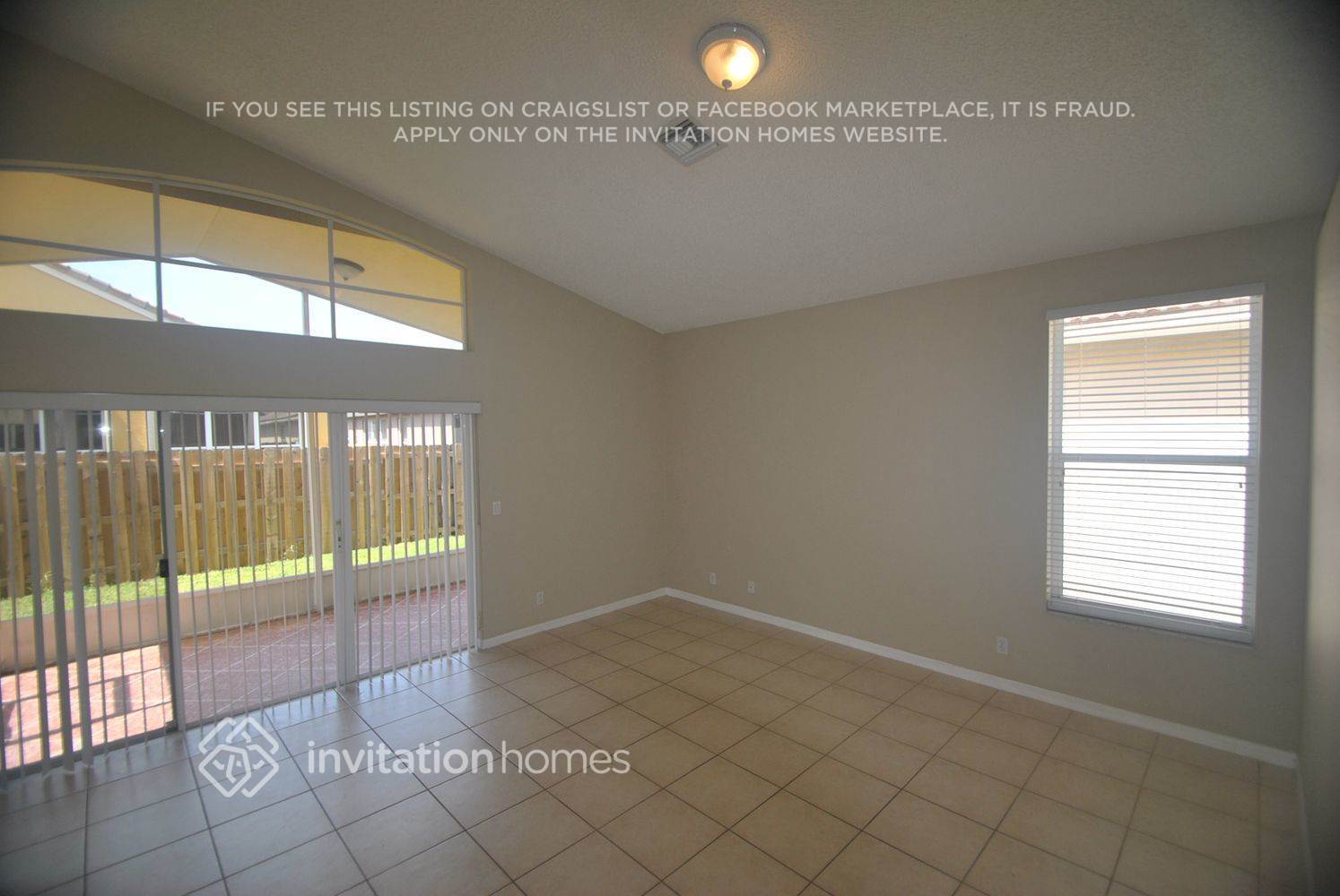 Building Photo - 9549 Lago Dr