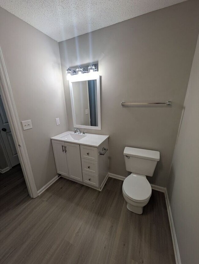 Building Photo - 2BD/1B End Unit at Northtowne Heights