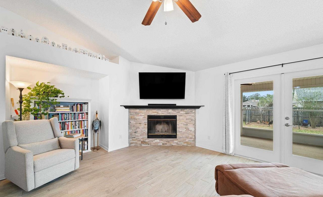 Building Photo - Updated 3 Bed/2 Bath - Close To Perdido Ke...