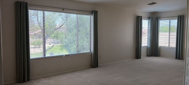 Building Photo - Spacious Two Story 4 Bed/3 Bath with Large...