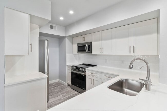 Building Photo - Fully updated 2/2 unit available now for a...