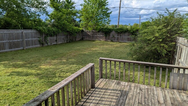 Building Photo - 809 E Eastview Dr