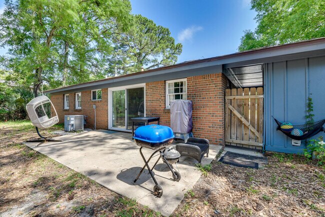 Building Photo - 310 Coral Dr SW