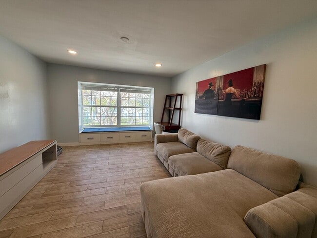 Building Photo - 2220 NE 68th St